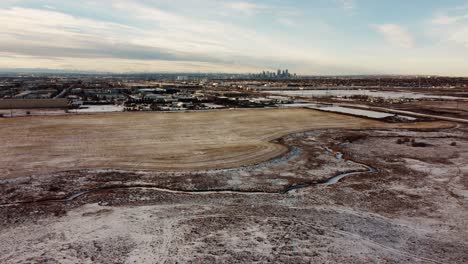 Winterlandschaft-über-Gefrorenen-Feldern-In-Alberta,-Kanada,-Mit-Der-Innenstadt-Von-Calgary-Im-Hintergrund