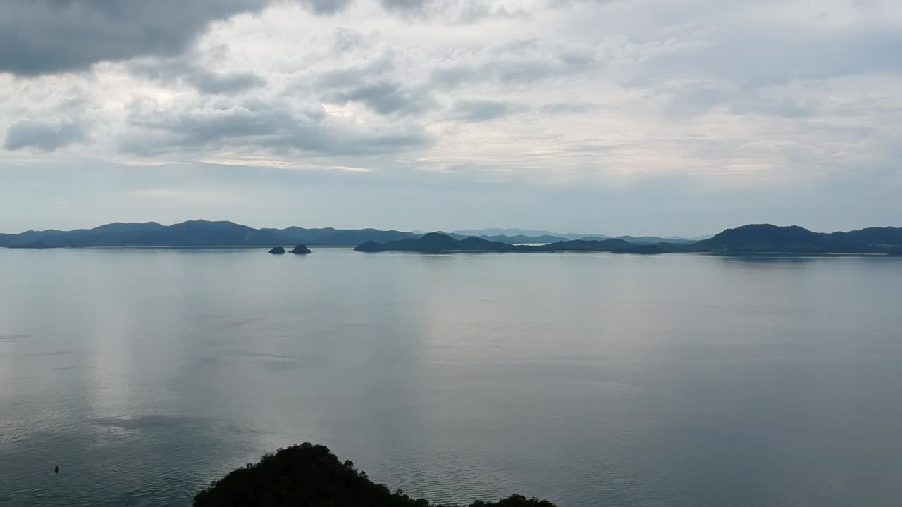 배경-19에서 물과 바다에서 튀어나온 석회암 암석이 있는 태국 섬의 드론 영상