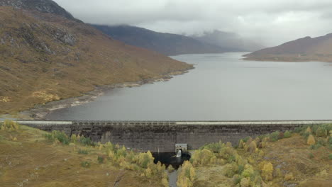una vista aérea de la represa de cluanie en loch cluanie en las tierras altas del noroeste de escocia al final de glen shiel en un día nublado