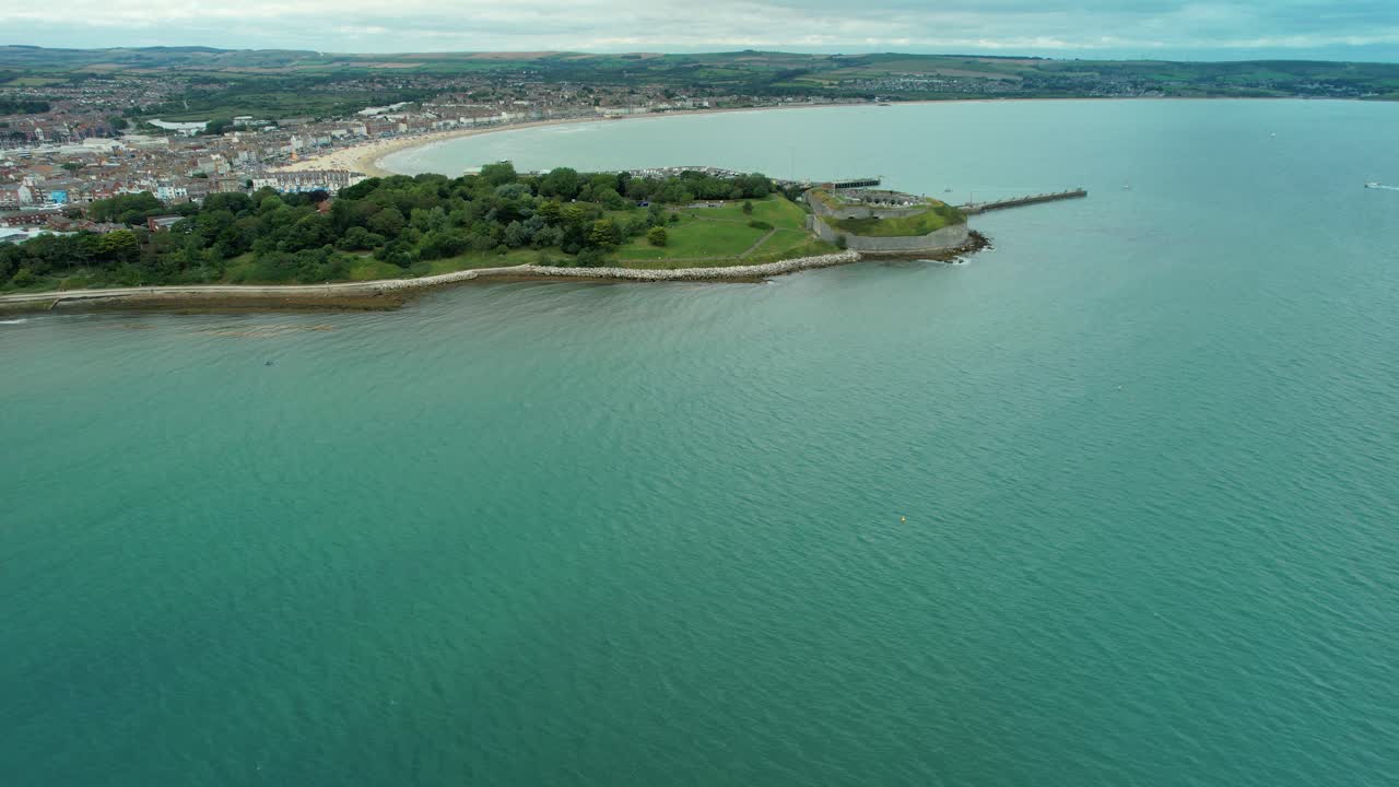 Volando verso Nothe Fort a Weymouth, Inghilterra - ripresa aerea con drone