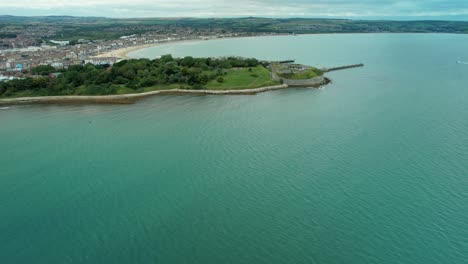 Volando-Hacia-El-Fuerte-De-Nothe-En-Weymouth,-Inglaterra---Toma-Aérea-De-Drones