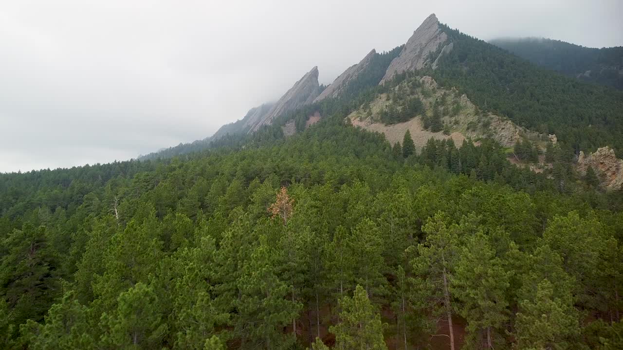 ascenso aéreo de las rocas sobre el bosque, colorado