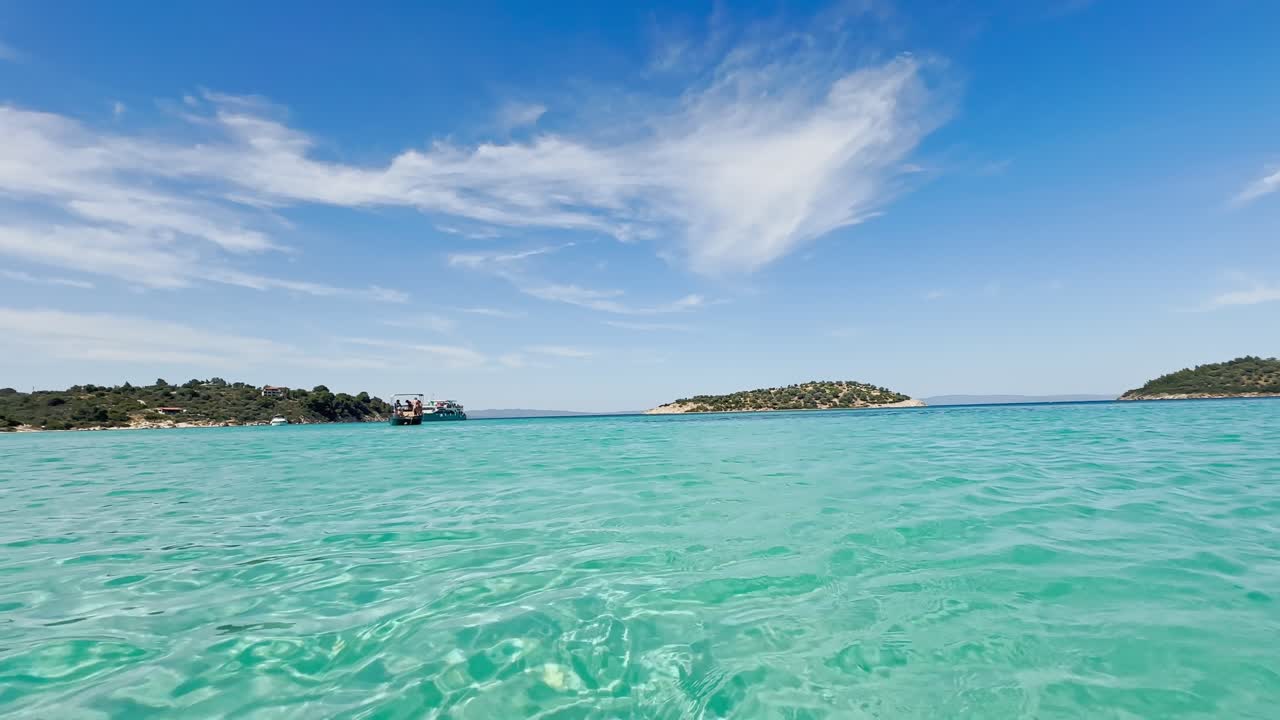 그리스 할키디키 반도의 청정 파란 발 해변