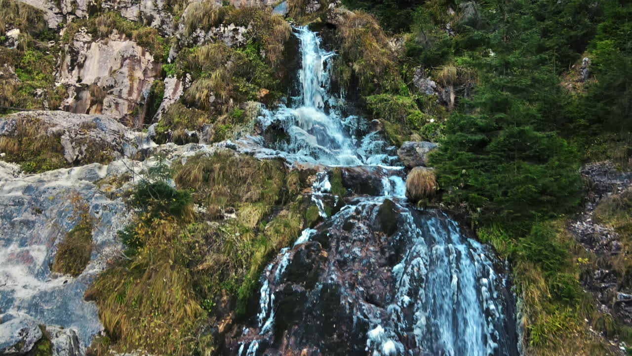 Vista di una cascata situata sui Monti Carpazi, vegetazione, corso d'acqua, rocce in Romania