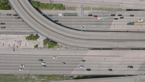 vista panorámica con la autopista ocupada