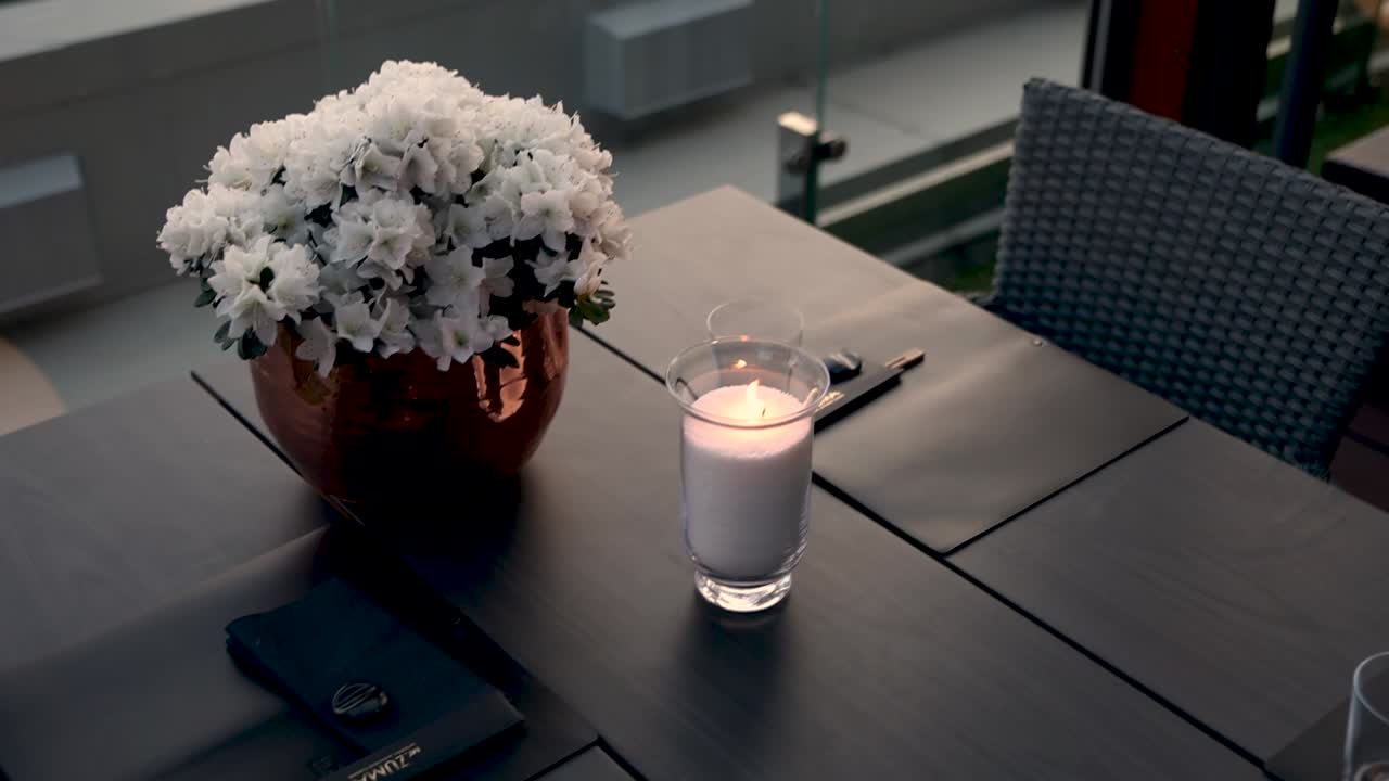 꽃 과 불 을 가진 야외 레스토랑 테이블 설정