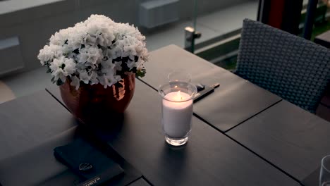 mesa de restaurante al aire libre con flores y velas