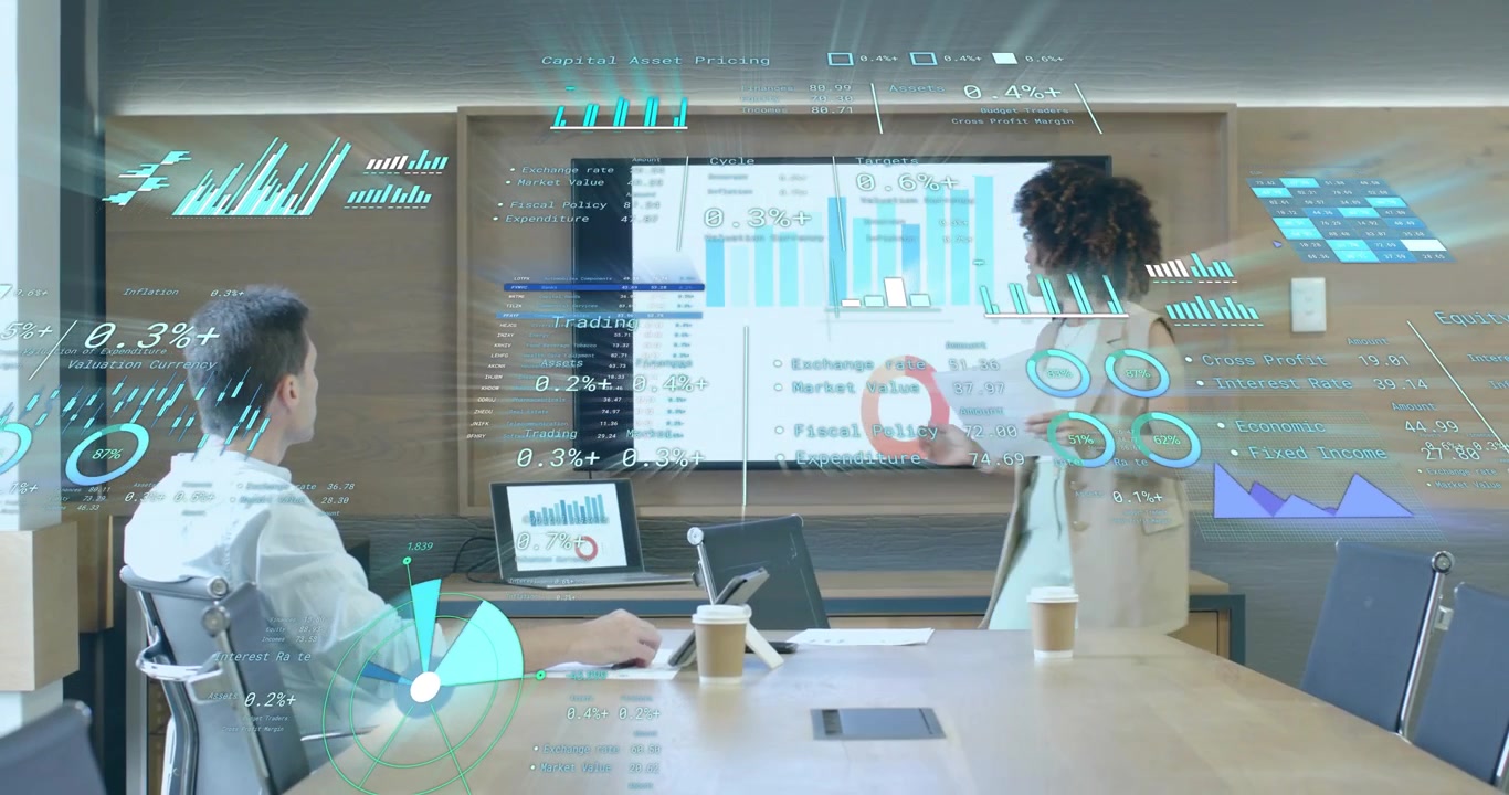Donna che indica un grafico animato dopo aver esaminato i dati, uomo che tocca il tablet in una riunione di lavoro.