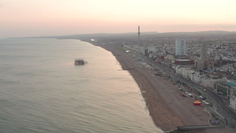 Dolly-Back-Luftaufnahme-über-Brighton-Beach,-Die-Den-Palastpier-Freigibt