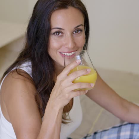 Sonriente-Mujer-Joven-Sana-Bebiendo-Jugo-De-Naranja