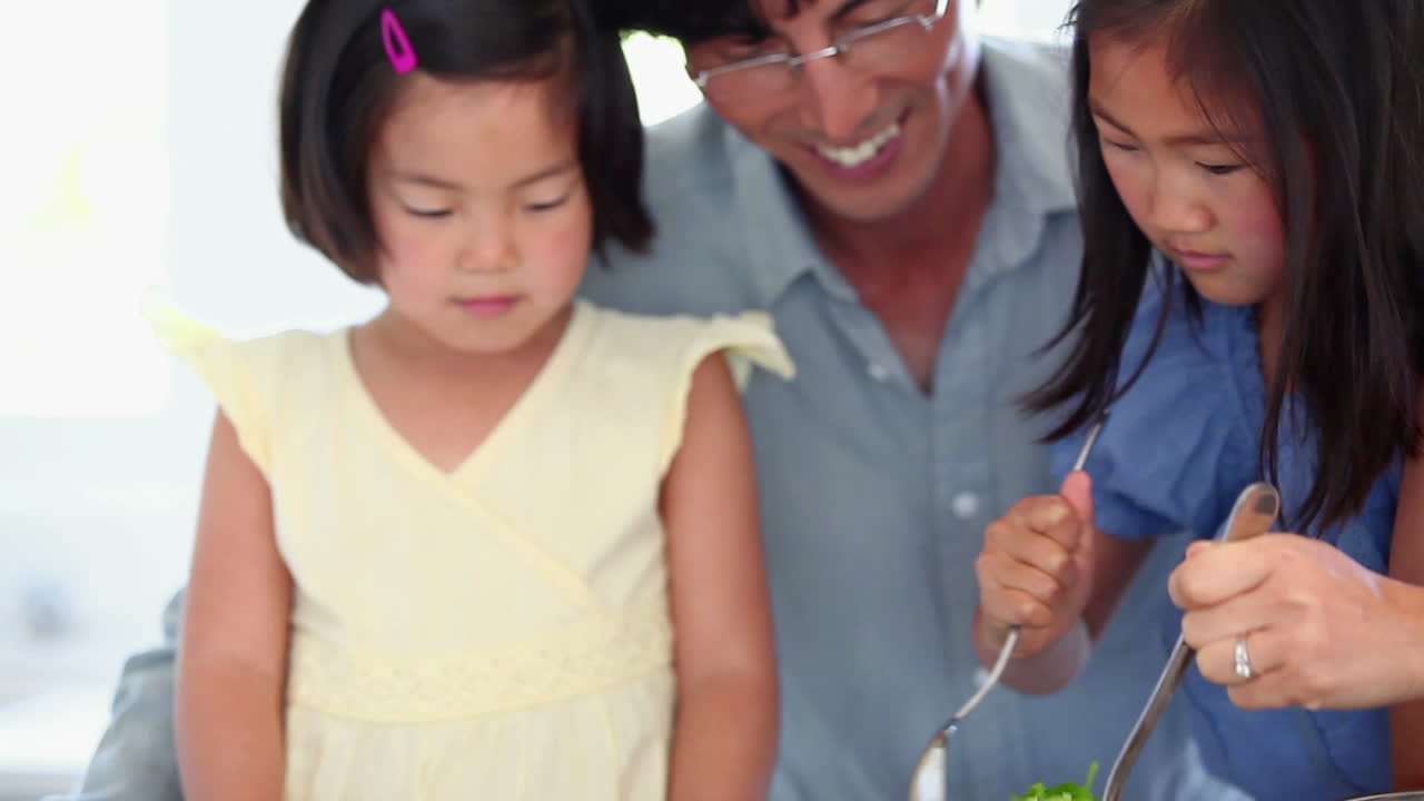 가족 들 이 함께 러드 를 준비 하고 있다