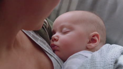 Bebé-Feliz-Durmiendo-Tranquilamente-Disfrutando-De-La-Amorosa-Madre-Sosteniendo-Al-Bebé-Cuidando-Al-Niño-En-Casa