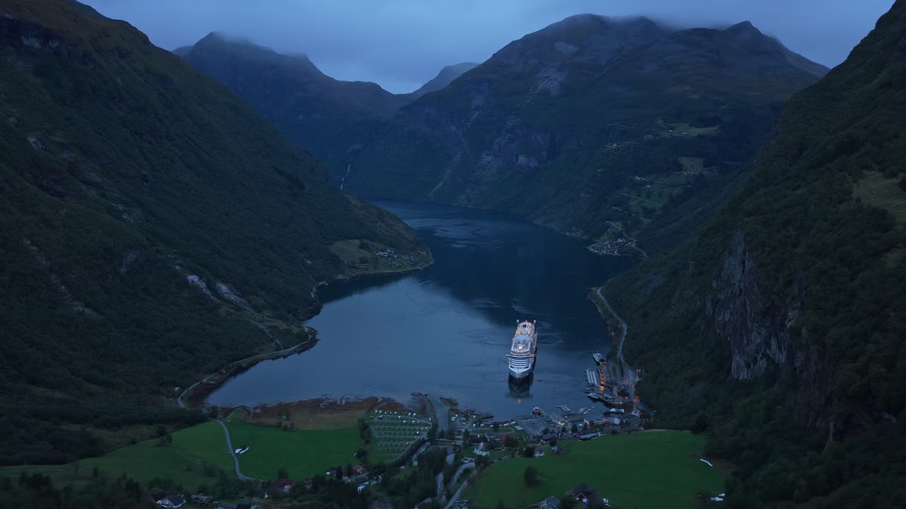 Pemandangan udara kapal pesiar yang tiba di Geiranger yang diselimuti awan, Norwegia