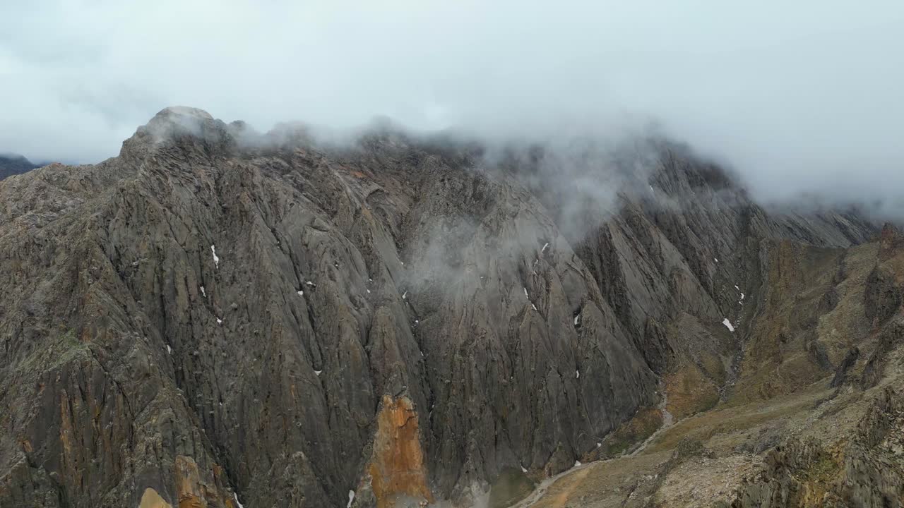 impresionante vista aérea de las hermosas montañas de afganistán, mostrando su esplendor natural y entorno tranquilo, naturaleza de montaña, naturaleza pacífica