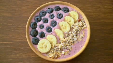 Tazón-De-Batido-De-Yogur-O-Yogur-Con-Bayas-Azules,-Plátano-Y-Granola---Estilo-De-Comida-Saludable