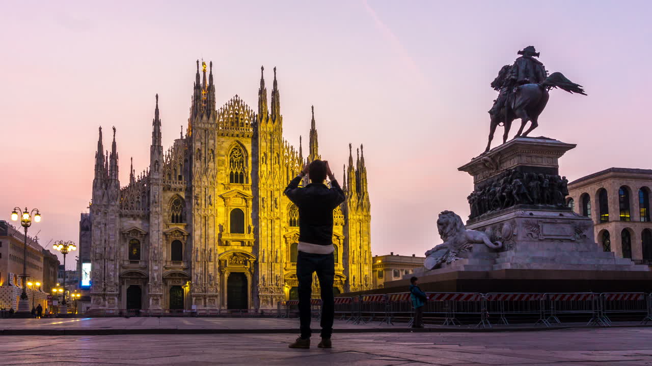 Time lapse del atardecer de la Catedral de Milán, Milán, Italia.