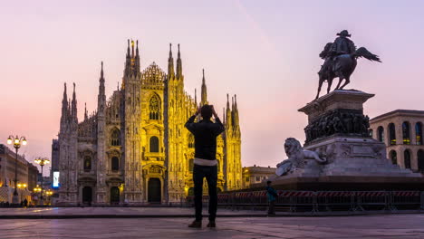 el lapso de tiempo del atardecer de la catedral de milán, milán, italia