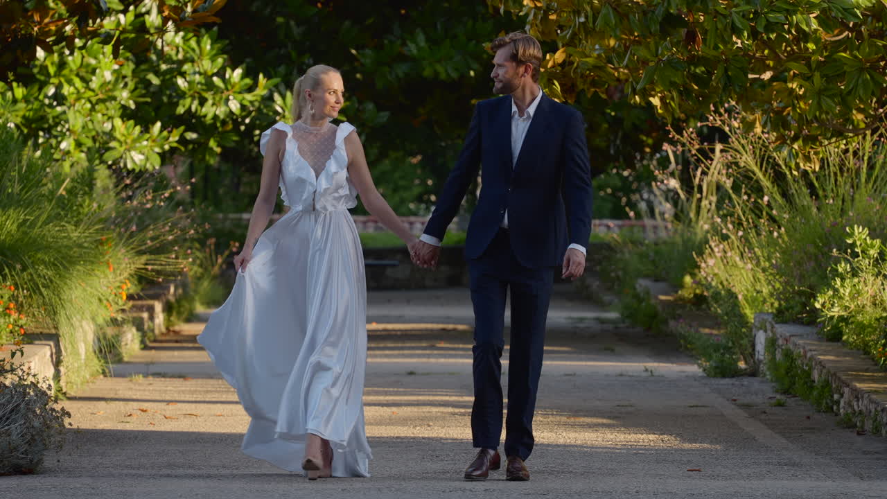 정원에서 산책 하는 부부