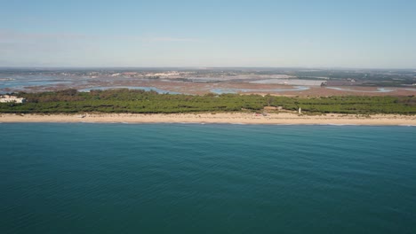 Vista-Aérea-Hacia-Isla-Canela-Tramo-Idílico-De-árboles-De-Bosques-Costeros,-Huelva,-Suroeste-De-España