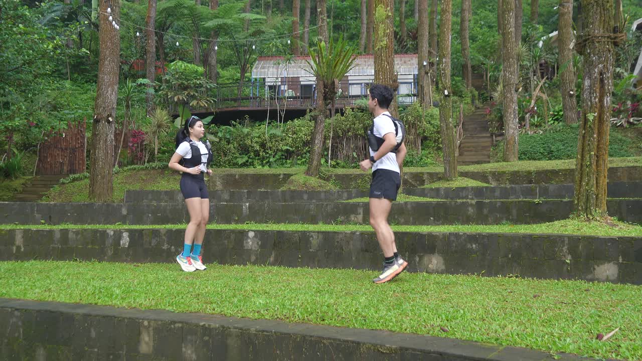 숲 공원 에서 달리는 부부