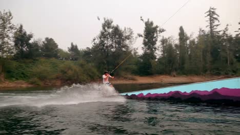 Mann-Beim-Wakeboarden-Im-Fluss-4k