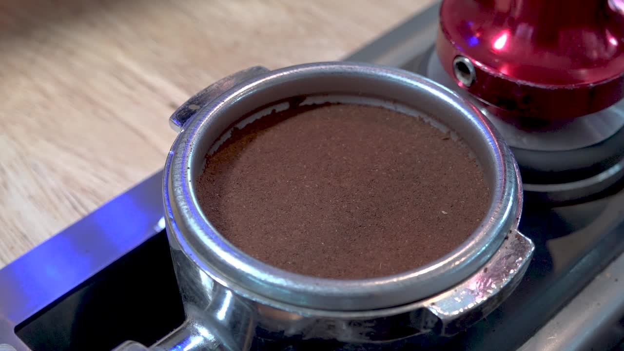 latte art barista haciendo un latte art la elaboración del latte art 29