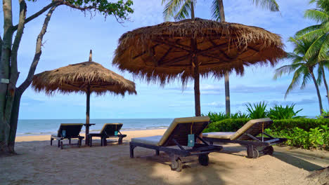 Sombrilla-Y-Silla-De-Playa-Con-Palmeras-De-Coco-Y-Fondo-De-Playa-Y-Cielo-Azul---Vacaciones-Y-Vacaciones