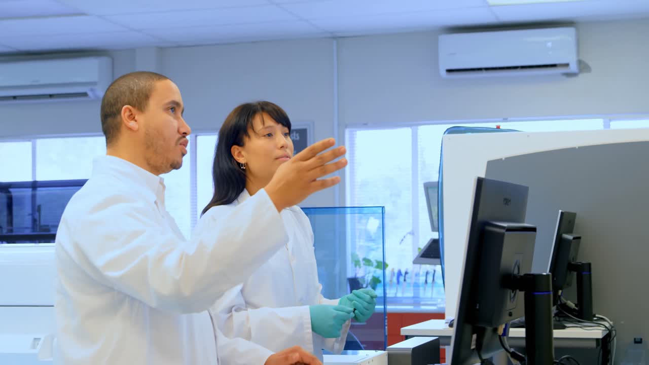 dos científicos discutiendo sobre la pantalla en el laboratorio 4k