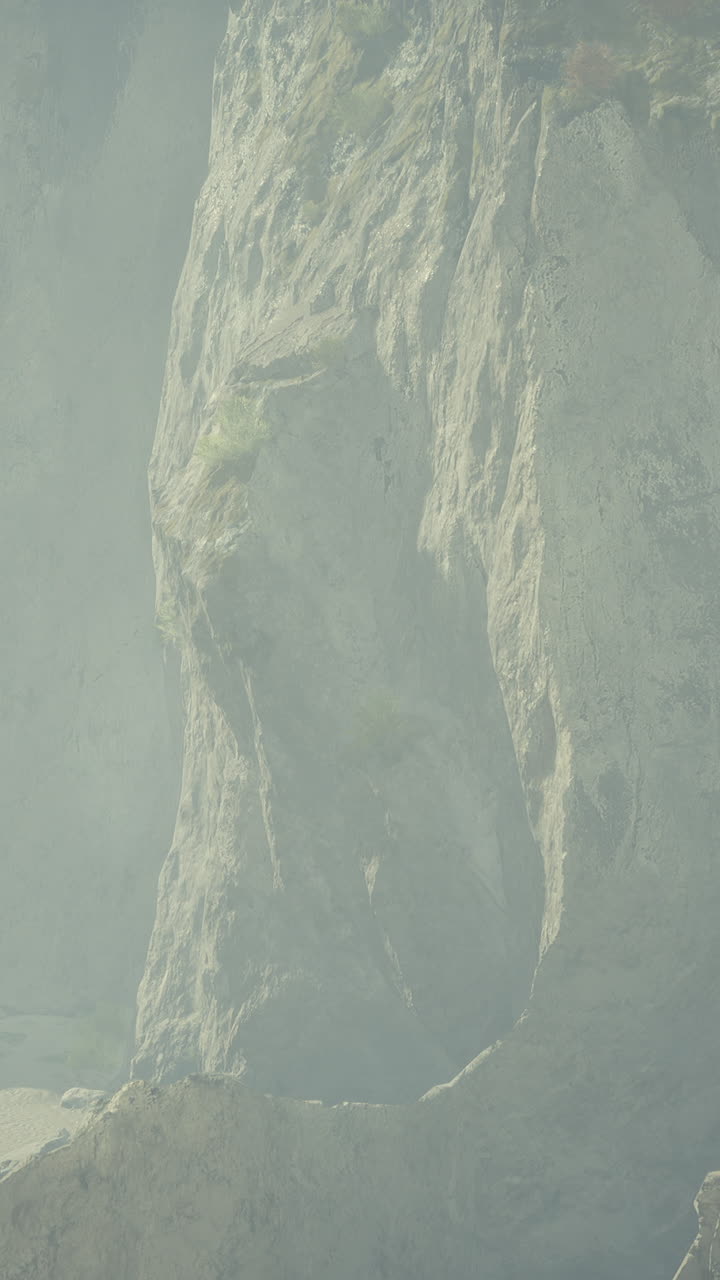 un acantilado en un día de niebla