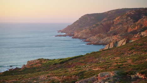 acantilados costeros al atardecer