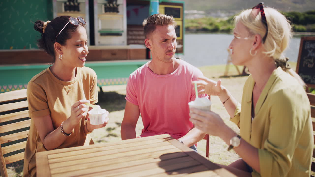 우리는 아이스크림을 먹으면서 모든 소문을 공유합니다.