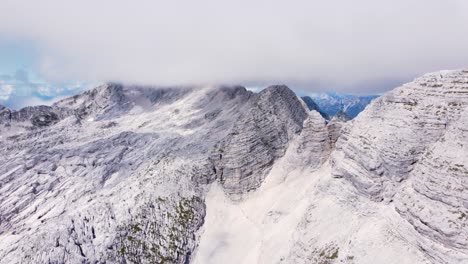 Sobrevuelo-Aéreo-De-Un-Espectacular-Paisaje-Montañoso-De-Piedra-Caliza-En-Lo-Alto-De-Los-Alpes