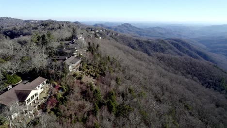 Casas-En-La-Cima-De-La-Cresta-De-La-órbita-Aérea-En-Blowing-Rock-NC,-Carolina-Del-Norte