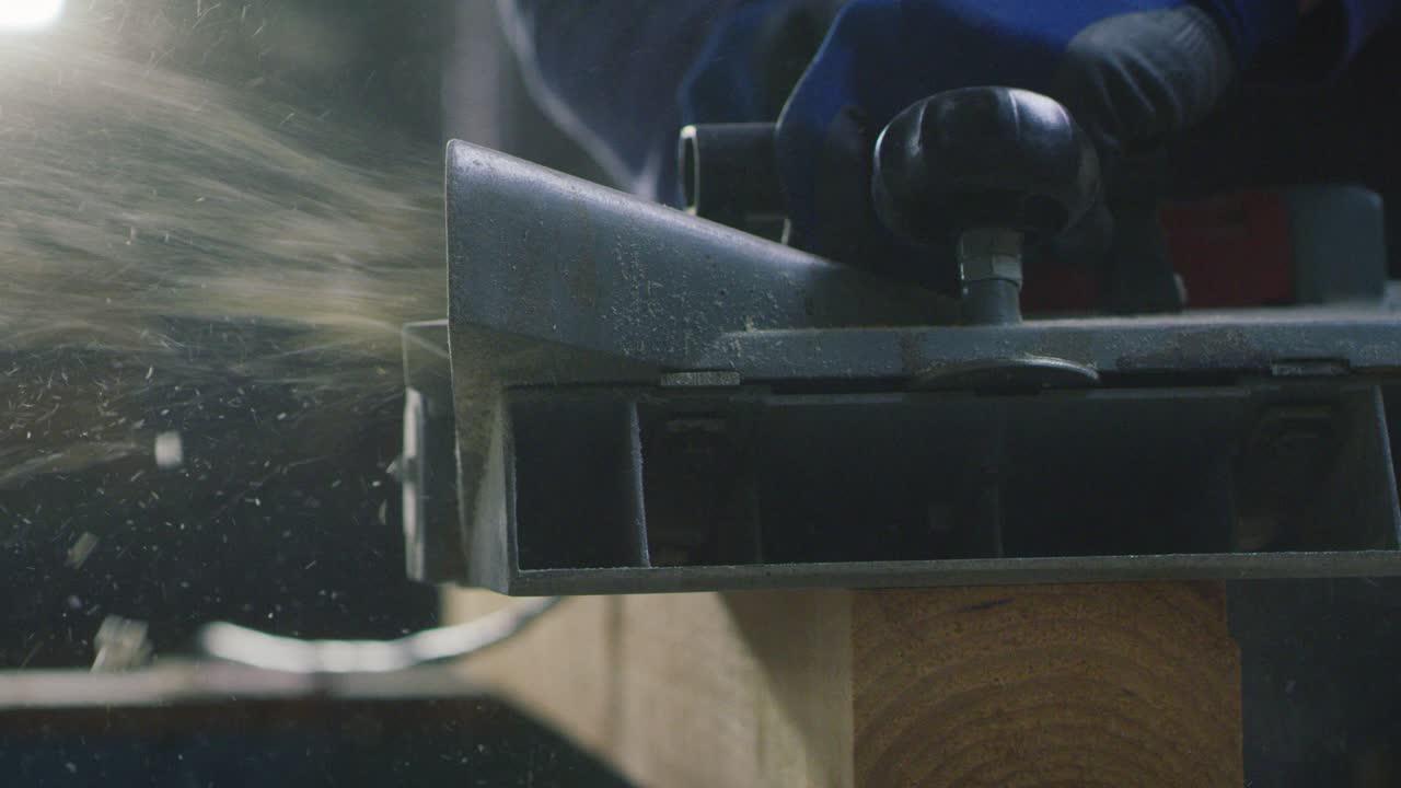 макро-близкое изображение профессионального плотника, работающего на деревообрабатывающих машинах в мастерской деревянной фабрики.