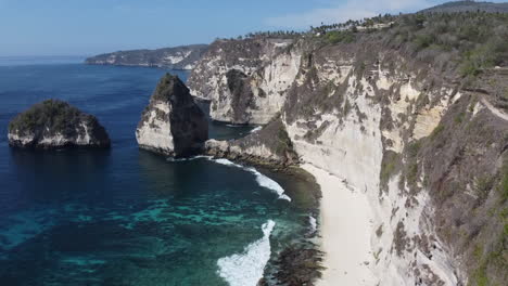 Schöne-Aussicht-Auf-Den-Strand-Mit-Weißen-Klippen