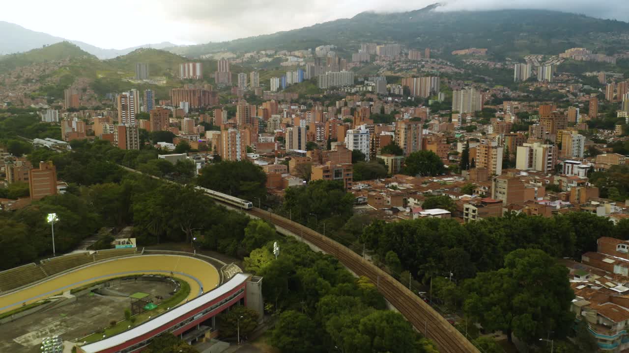 Tomada aérea de estabelecimento da vida em um bairro montanhoso da cidade de Medellín.