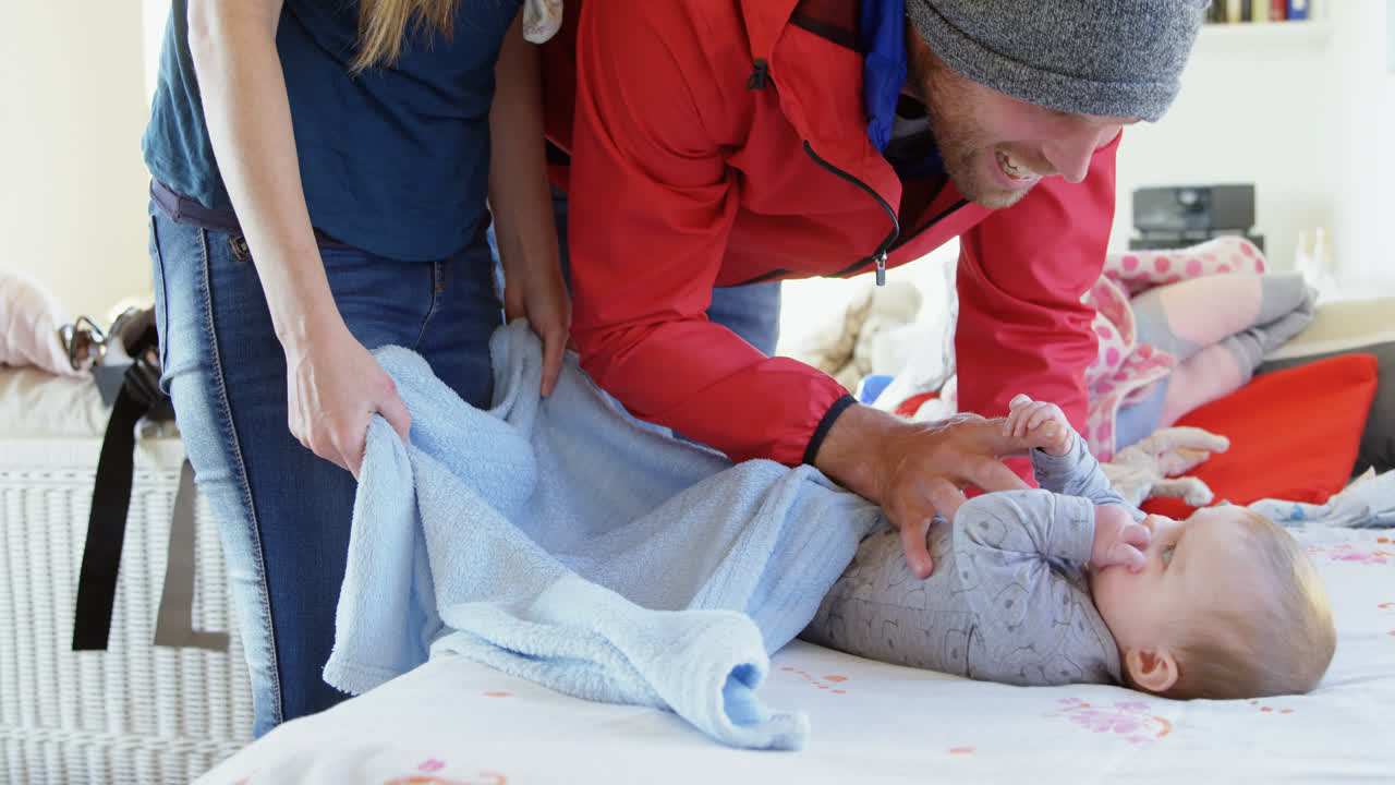 부모 들 이 아기 소년 과 함께 놀고 있는 4k