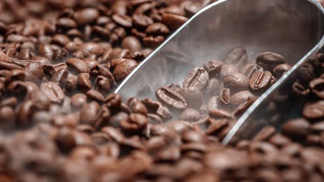 cerca de las semillas de café. los granos de café perfumados son tostados el humo viene de los granos de café.