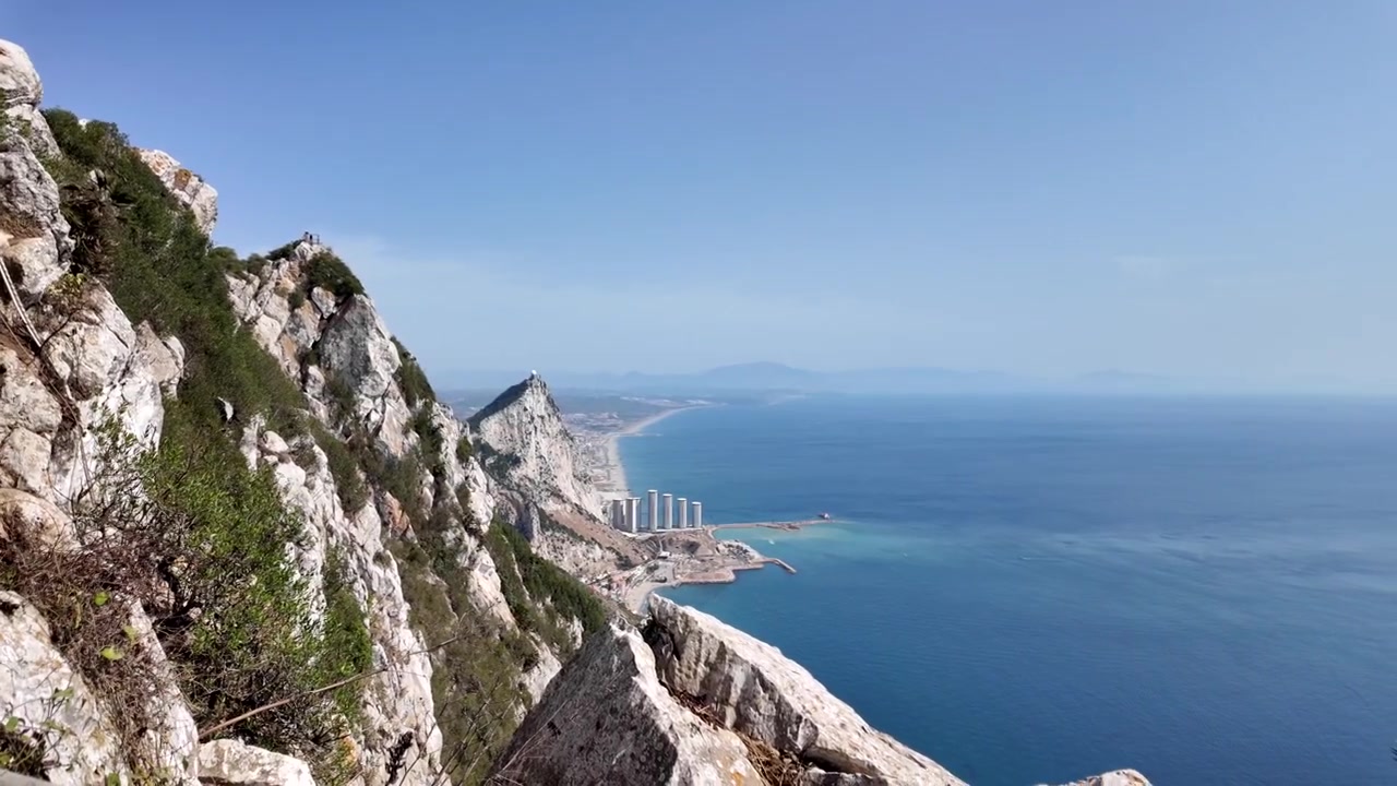 Rocca di Gibilterra e panorama costiero da un punto di osservazione elevato.