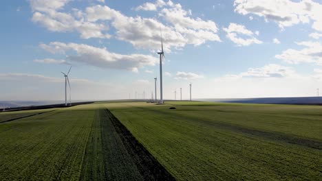 Landschaft-Von-Windmühlenturbinen-Auf-Grünen-Wiesen-Im-Sommer