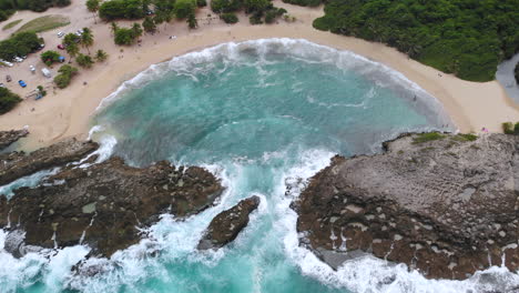 vista ariel de la playa mar chiquita en puerto rico desde un drone en 4k