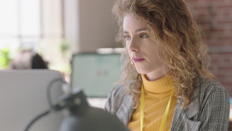 Hermosa-Pelirroja-Mujer-De-Negocios-Escribiendo-Usando-Computadora-Trabajando-En-Una-Lluvia-De-Ideas-Proyecto-Creativo-Mirando-Pensativo-Navegando-Información-En-Línea-Redes-En-La-Oficina-De-Inicio