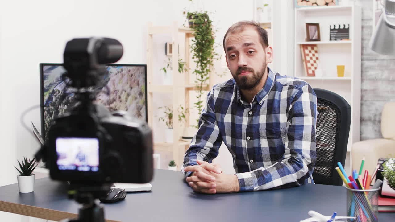 Vlogger che registra video a casa