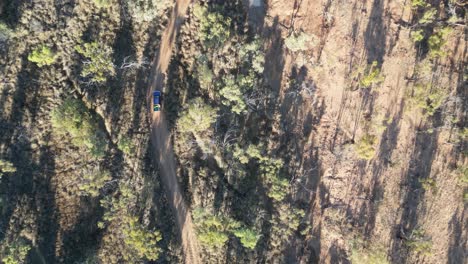 una foto aérea de un coche conduciendo en un sinuoso camino del interior de queensland, australia