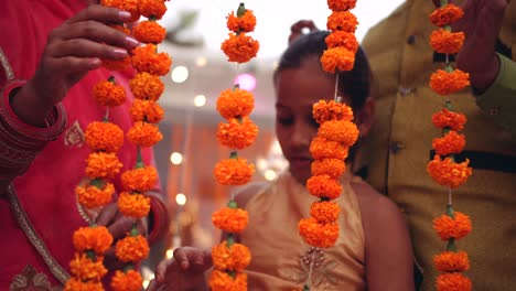 los padres jóvenes con la hija celebran decoran para el festival de diwali