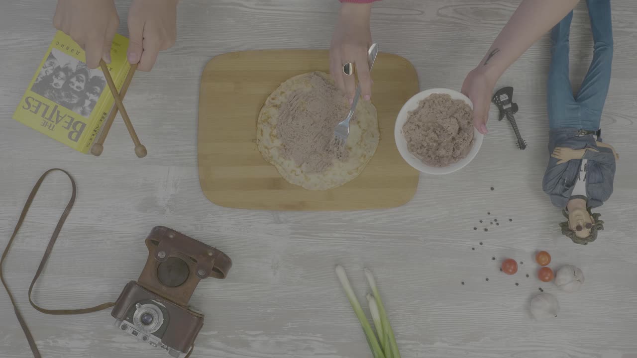 비틀즈에서 영감을 받은 토나 러드 샌드위치를 준비하고 있습니다.