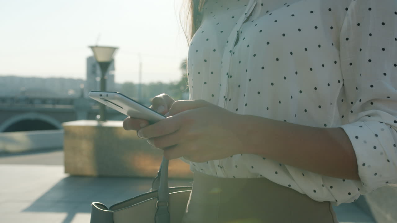 mujer usando teléfono inteligente al aire libre