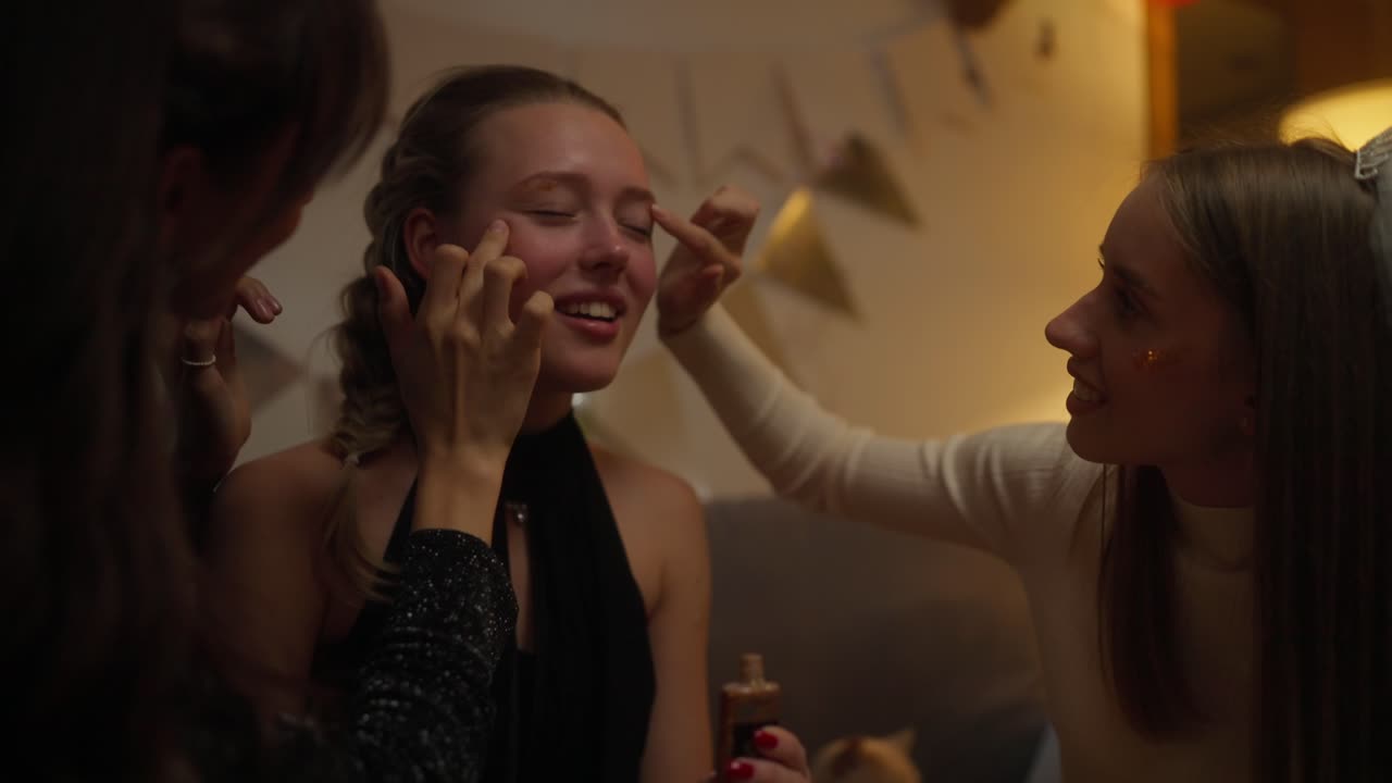 Veninder lægger makeup