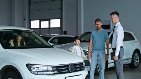 familia discutiendo la compra de un coche