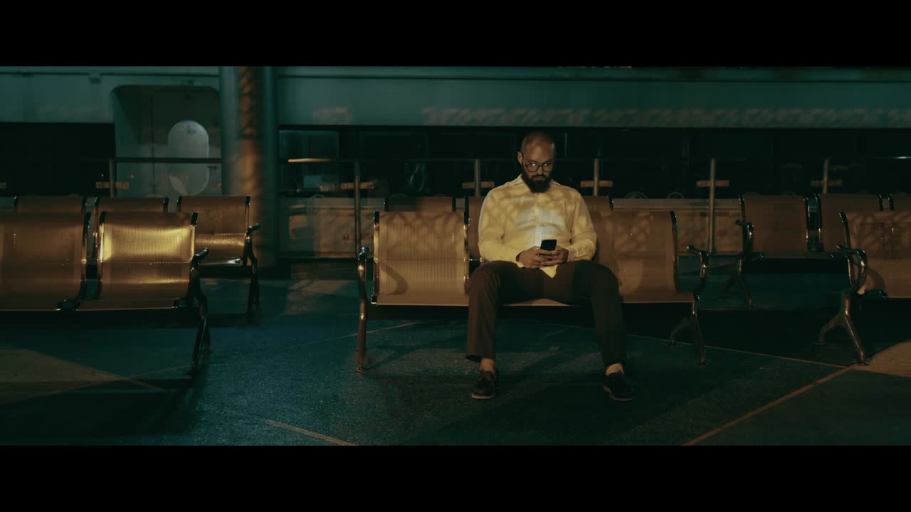 Uomo su un traghetto di notte